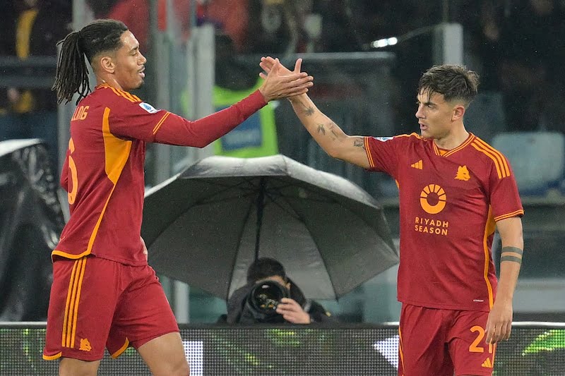 Smalling esce, i tifosi della Roma fischiano: il gesto di Pellegrini e Dybala 1 7490396