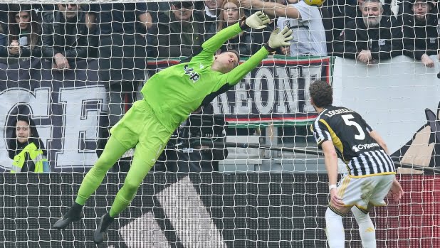 Juve-Genoa, le pagelle: Szczesny decisivo, 7. Gudmundsson poco lucido: 5,5 1 7776493