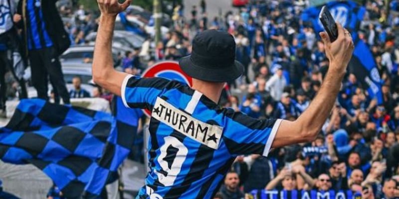 Tifoso copre il nome di Lukaku con quello di Thuram: "Aiutatemi a trovarlo" 1 Tifoso copre il nome di Lukaku con quello di Thuram: "Aiutatemi a trovarlo"