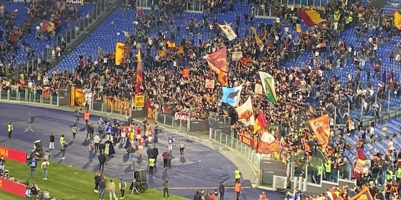 La Roma vince il derby e De Rossi impazzisce: quello che è successo sotto la Sud 1 8546918