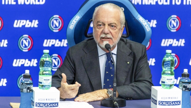 I tifosi contro De Laurentiis e la squadra: "Giocatori ingrati", "Basta buffonate!" 1 I tifosi contro De Laurentiis e la squadra: "Giocatori ingrati", "Basta buffonate!"