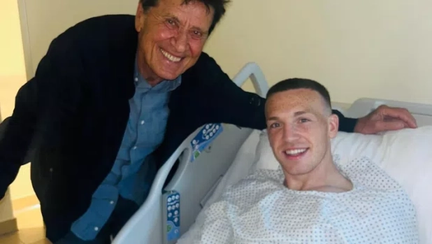 Che tifoso, Gianni Morandi: va a visitare in ospedale Ferguson dopo l'intervento 1 Che tifoso, Gianni Morandi: va a visitare in ospedale Ferguson dopo l'intervento