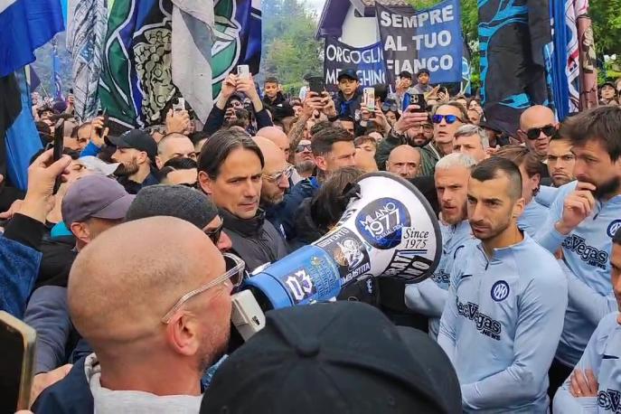 Inter, invasione dei tifosi: il video dell'incontro con i giocatori 1 Inter, invasione dei tifosi: il video dell'incontro con i giocatori