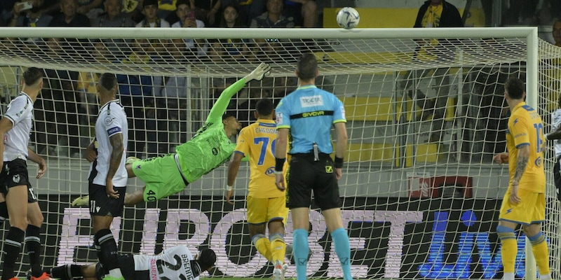 Udinese, colpo salvezza: il Frosinone perde in casa, Di Francesco in B 1 Udinese, colpo salvezza: il Frosinone perde in casa, Di Francesco in B