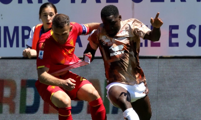 Il Cagliari scappa con Mina, poi resta in 10: il Lecce rimonta e sfiora la vittoria 1 Il Cagliari scappa con Mina, poi resta in 10: il Lecce rimonta e sfiora la vittoria