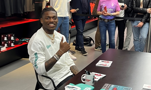 Leao a Casa Milan: selfie, autografi e regali dai tifosi 1 Leao a Casa Milan: selfie, autografi e regali dai tifosi