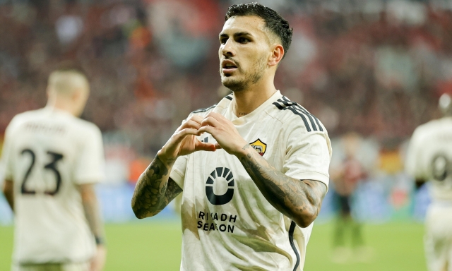 Roma, Paredes ai tifosi: "Mi dispiace, volevamo regalarvi una gioia. Ora testa all'Atalanta" 1 Roma, Paredes ai tifosi: "Mi dispiace, volevamo regalarvi una gioia. Ora testa all'Atalanta"