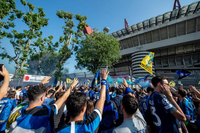 DIRETTA Inter-Lazio, l'arrivo dei tifosi a San Siro per la festa scudetto 1 DIRETTA Inter-Lazio, l'arrivo dei tifosi a San Siro per la festa scudetto