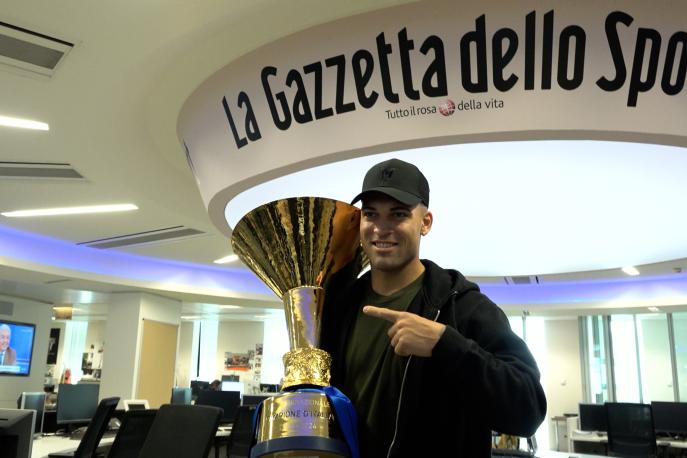 Lautaro con la Coppa dello scudetto in Gazzetta: guarda il backstage della sua visita in redazione 1 Lautaro con la Coppa dello scudetto in Gazzetta: guarda il backstage della sua visita in redazione