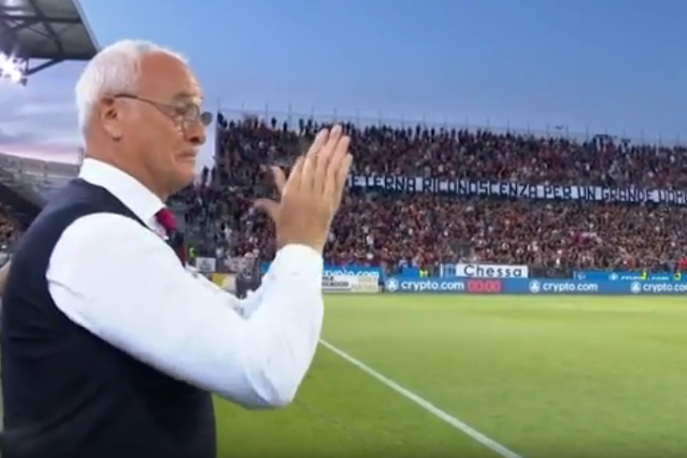 Cagliari, omaggio a Ranieri: standing ovation dello stadio, lui si commuove 1 Cagliari, omaggio a Ranieri: standing ovation dello stadio, lui si commuove