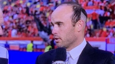 Donovan in tv con un assurdo taglio di capelli è già virale. Lui sbotta: "Dov'eri..." 1 Donovan in tv con un assurdo taglio di capelli è già virale. Lui sbotta: "Dov'eri..."