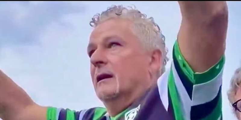Baggio in lacrime, prima volta in pubblico dopo la rapina: standing ovation per lui 1 Baggio in lacrime, prima volta in pubblico dopo la rapina: standing ovation per lui