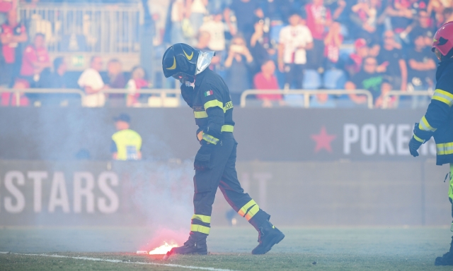 Lancio di fumogeni e oggetti tra curve "nemiche": steward ferito, partita sospesa per 7' 1 Lancio di fumogeni e oggetti tra curve "nemiche": steward ferito, partita sospesa per 7'