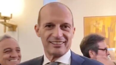Allegri scappa dalla Premier ma l'inglese...E poi scherza: "Dov'è l'uscita?" 1 Allegri scappa dalla Premier ma l'inglese...E poi scherza: "Dov'è l'uscita?"