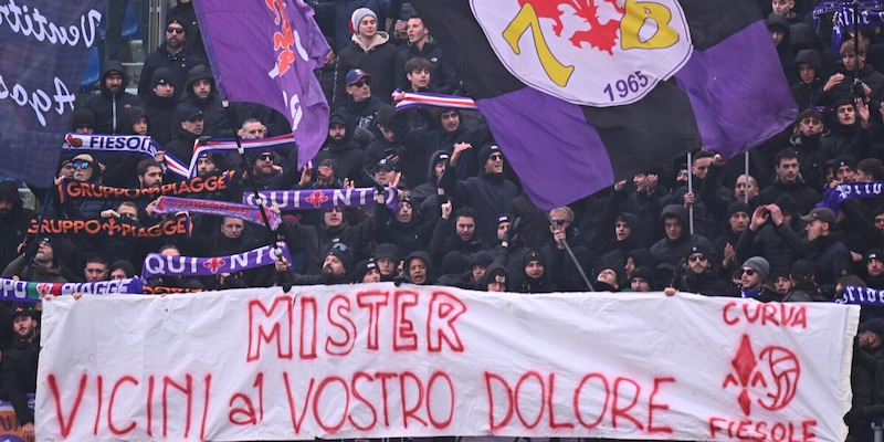Lutto Palladino, striscione dei tifosi della Fiorentina a Bologna 1 Lutto Palladino, striscione dei tifosi della Fiorentina a Bologna