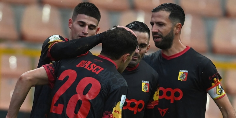 Serie B: il Catanzaro batte il Brescia in extremis, ora vede i play off 1 Serie B: il Catanzaro batte il Brescia in extremis, ora vede i play off