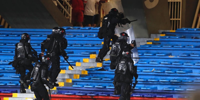 Colombia, violenze allo stadio: i calciatori lasciano la stadio con il carro armato 1 Colombia, violenze allo stadio: i calciatori lasciano la stadio con il carro armato
