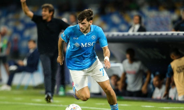 Lo sprint di Kvara: già in gruppo. Verso la panchina con il Genoa 1 Lo sprint di Kvara: già in gruppo. Verso la panchina con il Genoa