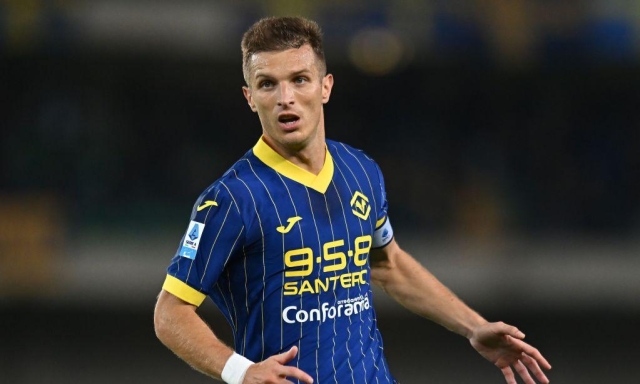 Infortunio per Lazovic, il capitano del Verona lascia il campo al 30' 1 Infortunio per Lazovic, il capitano del Verona lascia il campo al 30'