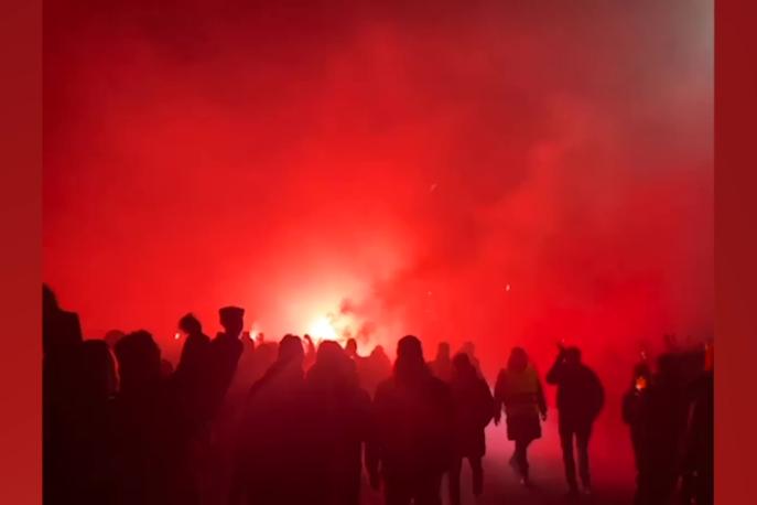 Inferno a Leverkusen: così i tifosi accolgono il pullman del Bayer 1 Inferno a Leverkusen: così i tifosi accolgono il pullman del Bayer
