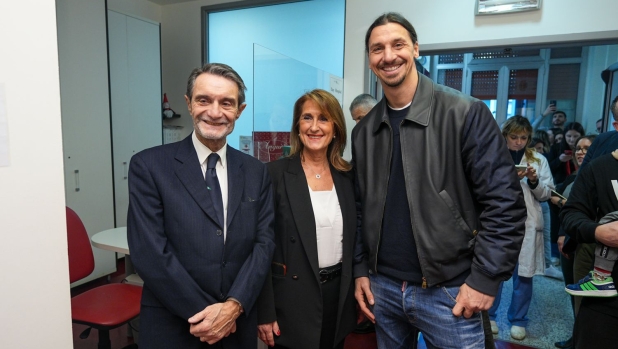 Ibrahimovic consegna i regali ai bambini in ospedale: "Felice di avere portato energia e forza" 1 Ibrahimovic consegna i regali ai bambini in ospedale: "Felice di avere portato energia e forza"