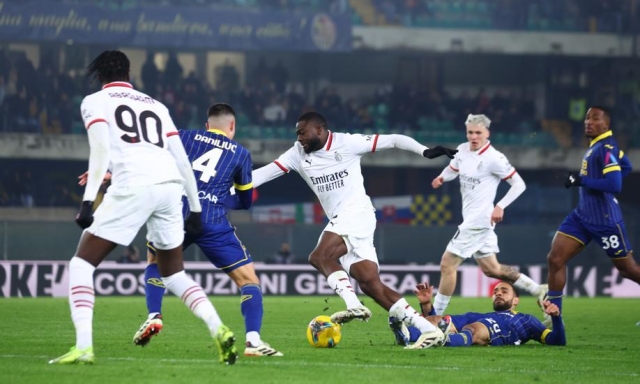 Fofana e quelle carezze alla palla: è lui l'assistman del Diavolo 1 Fofana e quelle carezze alla palla: è lui l'assistman del Diavolo