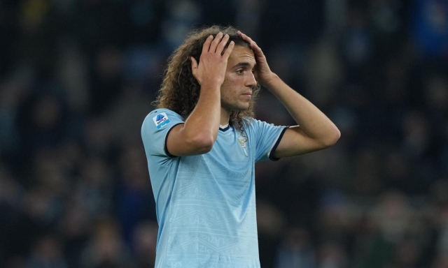 Tensione nel finale di Lecce-Lazio: sasso lanciato verso Guendouzi dopo il gol di Marusic 1 Tensione nel finale di Lecce-Lazio: sasso lanciato verso Guendouzi dopo il gol di Marusic
