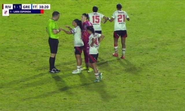 Gesti razzisti in campo, 4 giocatrici del River subito arrestate. Confermata la custodia 1 Gesti razzisti in campo, 4 giocatrici del River subito arrestate. Confermata la custodia