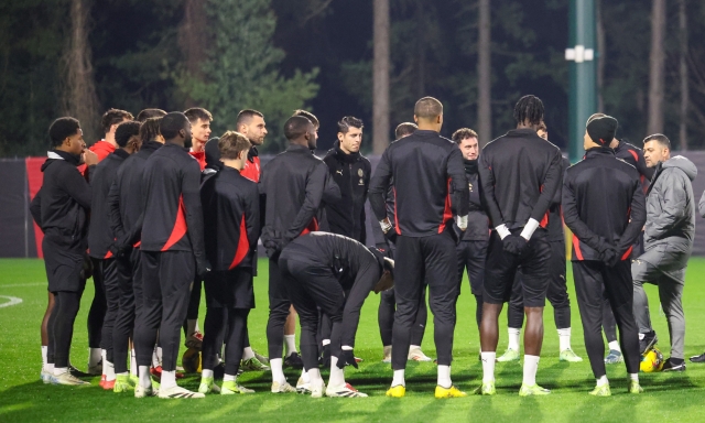 Pochi tifosi e facce scure a Milanello: allenamento concluso, alle 14 il decollo 1 Pochi tifosi e facce scure a Milanello: allenamento concluso, alle 14 il decollo