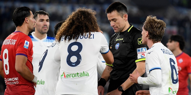 Moviola Lazio-Fiorentina, Rapuano da dimenticare: Gosens rischia, Adli ingenuo 1 Moviola Lazio-Fiorentina, Rapuano da dimenticare: Gosens rischia, Adli ingenuo