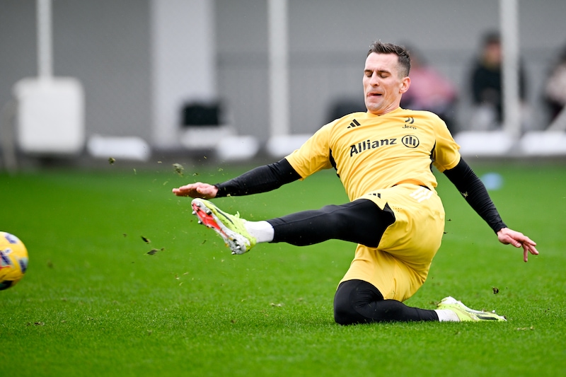 Juve, non c'è pace per Milik: problema al polaccio. E out anche Conceicao 1 Juve, non c'è pace per Milik: problema al polaccio. E out anche Conceicao