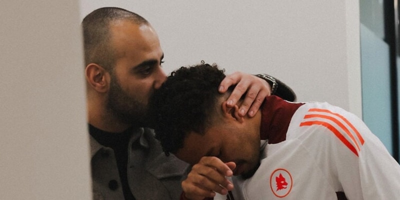 Rensch firma con la Roma e scoppia a piangere: la foto inedita e il retroscena 1 Rensch firma con la Roma e scoppia a piangere: la foto inedita e il retroscena