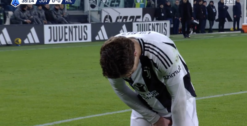 Yildiz, allarme Juve: fuori all'intervallo col Milan, un gesto preoccupa Motta 1 Yildiz, allarme Juve: fuori all'intervallo col Milan, un gesto preoccupa Motta