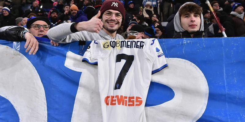 Koopmeiners cancellato dai tifosi dell'Atalanta: il nome sulla maglia diventa un altro 1 Koopmeiners cancellato dai tifosi dell'Atalanta: il nome sulla maglia diventa un altro