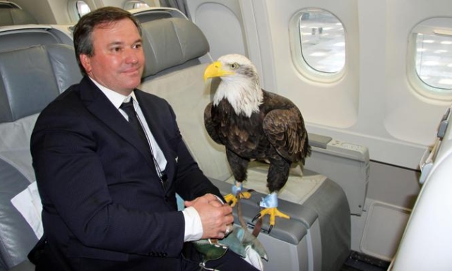 La Lazio resta senza aquila: licenziato il falconiere per il video della protesi peniena 1 La Lazio resta senza aquila: licenziato il falconiere per il video della protesi peniena