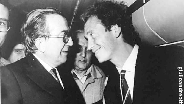 Canovi: "Falcao era dell’Inter, poi chiamò Andreotti... E il Divino restò per la felicità del Papa" 1 Canovi: "Falcao era dell’Inter, poi chiamò Andreotti... E il Divino restò per la felicità del Papa"