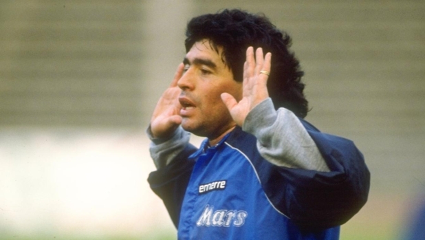 Gol, bacio, fuga in Ferrari: 40 anni fa il flirt più chiacchierato di Diego 1 Gol, bacio, fuga in Ferrari: 40 anni fa il flirt più chiacchierato di Diego