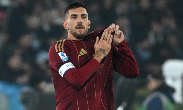 Roma, Pellegrini costretto a uscire all'intervallo per un problema al ginocchio 1 Roma, Pellegrini costretto a uscire all'intervallo per un problema al ginocchio