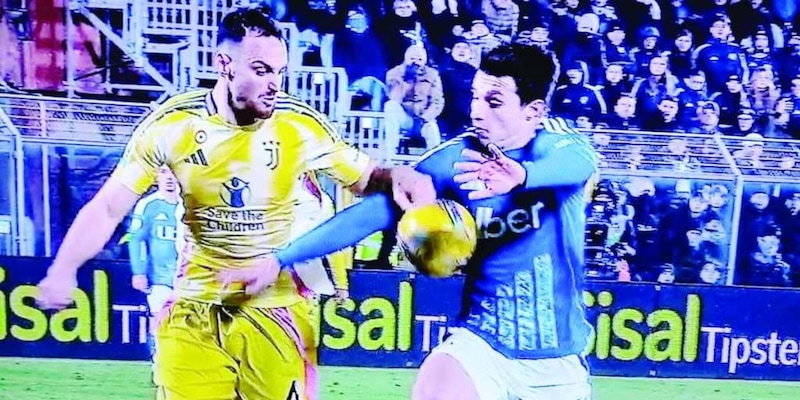 Como-Juve, la moviola: Fabregas ha ragione, manca un rigore 1 Como-Juve, la moviola: Fabregas ha ragione, manca un rigore