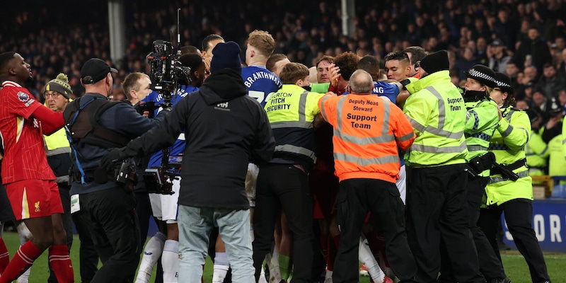 Rissa nel finale di Everton-Liverpool: espulsioni e caos in campo, interviene la polizia 1 Rissa nel finale di Everton-Liverpool: espulsioni e caos in campo, interviene la polizia