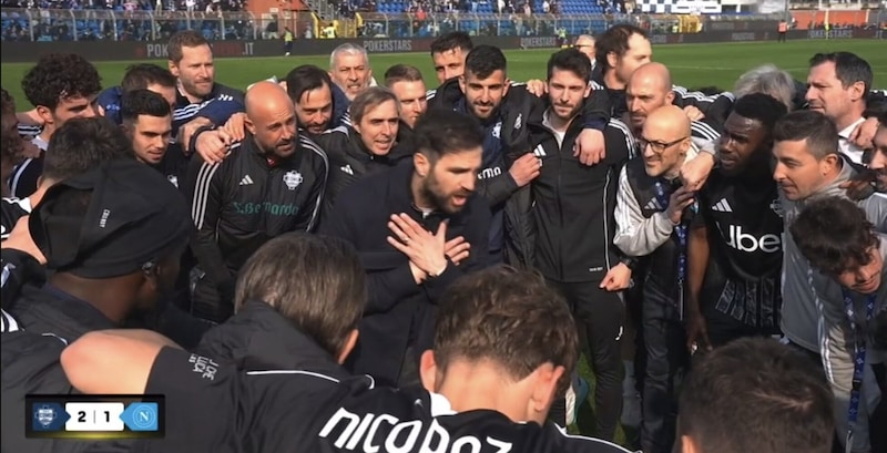 Il discorso di Fabregas al Como in mezzo al campo: "Mi dovete promettere..." 1 Il discorso di Fabregas al Como in mezzo al campo: "Mi dovete promettere..."