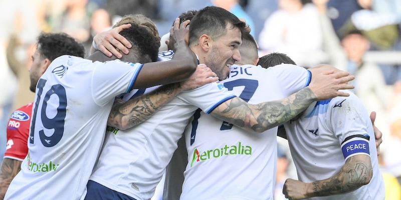 La Lazio travolge il Monza e rimette dietro la Juve. Festa Cagliari 1 La Lazio travolge il Monza e rimette dietro la Juve. Festa Cagliari