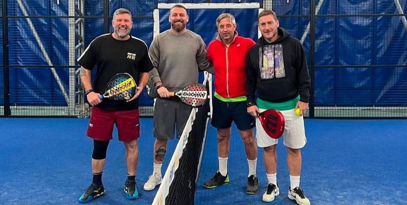 Totti e De Rossi di nuovo insieme sul campo da padel, c'è anche Candela 1 Totti e De Rossi di nuovo insieme sul campo da padel, c'è anche Candela