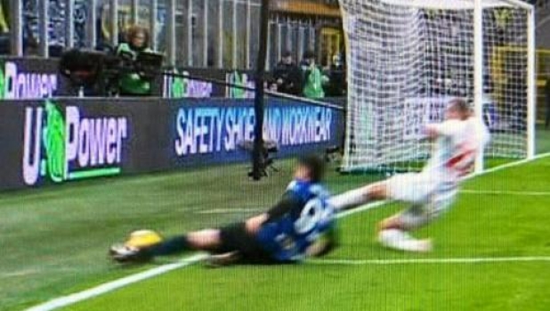 Non c'era l'angolo da cui è nato il gol dell'Inter: ma il Var non poteva intervenire. Discusso il rigore della Fiorentina 1 Non c'era l'angolo da cui è nato il gol dell'Inter: ma il Var non poteva intervenire. Discusso il rigore della Fiorentina