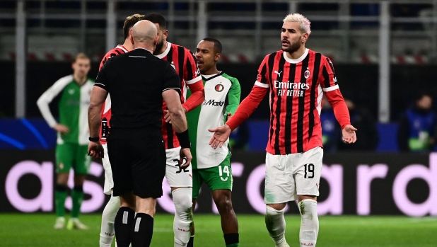 Theo: "Oggi provo un’immensa frustrazione. Chiedo scusa a compagni e tifosi per l'espulsione" 1 Theo: "Oggi provo un’immensa frustrazione. Chiedo scusa a compagni e tifosi per l'espulsione"
