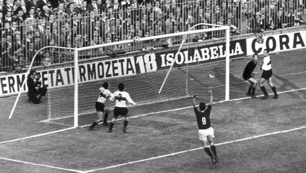 Nacque per godersi un gol di Rivera, esplose per contestarne un altro: la moviola compie 60 anni 1 Nacque per godersi un gol di Rivera, esplose per contestarne un altro: la moviola compie 60 anni