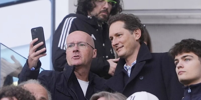 Elkann negli spogliatoi Juve, incontro con Tudor e Giuntoli. E su Tether… 1 Elkann negli spogliatoi Juve, incontro con Tudor e Giuntoli. E su Tether…