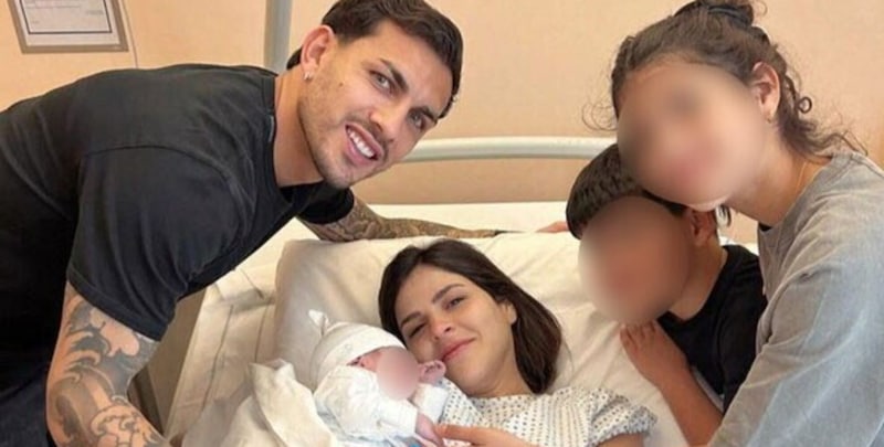 Roma, Paredes papà per la terza volta: è nato Lautaro. E spunta il commento di Dybala 1 Roma, Paredes papà per la terza volta: è nato Lautaro. E spunta il commento di Dybala