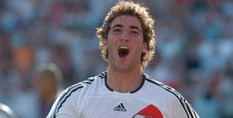 Higuain, papà racconta il post Juve: "Mi disse che non si sentiva all'altezza" 1 Higuain, papà racconta il post Juve: "Mi disse che non si sentiva all'altezza"