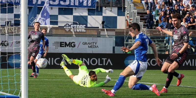 Como-Empoli 1-1, emozioni al Sinigaglia: botta e risposta tra Douvikas e Kouamé 1 Como-Empoli 1-1, emozioni al Sinigaglia: botta e risposta tra Douvikas e Kouamé